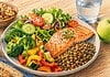 Montignac dieet en glycemische index Gezonde maaltijd met groenten, peulvruchten en volkorenproducten passend binnen de principes van het Montignac dieet