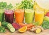 Detox en sapkuren: feiten en gezondheid Glazen met groente- en fruitsappen op een tafel als symbool voor detoxkuren, voeding, gewichtsverlies en gezondheid